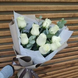 Букет 9 белых роз с эвкалиптом