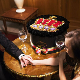 Композиция "Её величество" из черных роз