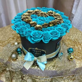 Композиция из бирюзовых и золотых роз "Комплимент"