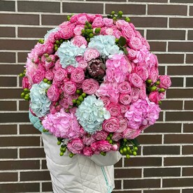 81 роза в нежном миксе