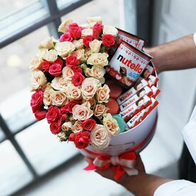 Роза кустовая, Kinder, Макаронс, Nutella, Флористическая губка, Шляпная коробка