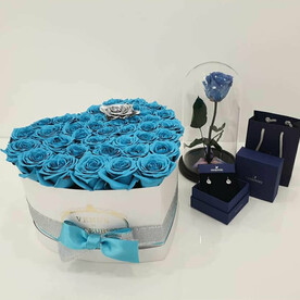 Голубые розы в коробке "Лазурная стрела Амура"