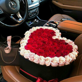 Красные розы с кремовой окантовкой - сердце