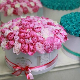 Летние пионы в коробке