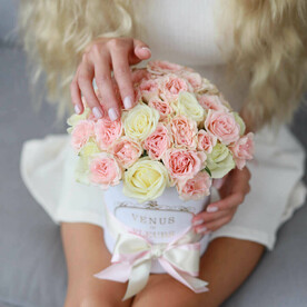 Нежные кустовые розы в коробке