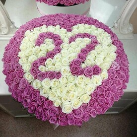 Розовые розы с датой и белым сердцем 3D