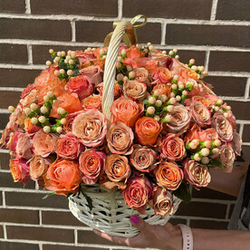 Кофейные пионовидные розы в корзине