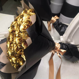 51 золотая роза в букете