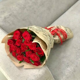 17 красных роз