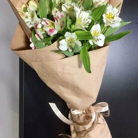 С альстромерией