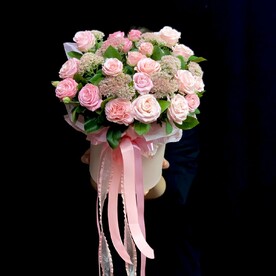 Шляпная коробка из кустовых роз