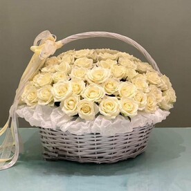 Нежные розы в корзине