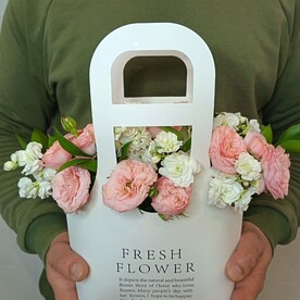 Сумочка с пионовидными розами и маттиолой