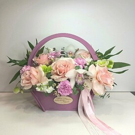 Корзина с французскими розами,  диантусом и альстромерией