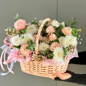 Корзина с розами и хризантемой