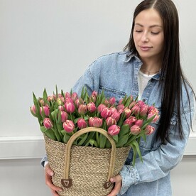 65 тюльпанов в корзине