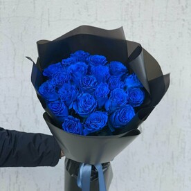 Синие Розы 25 синих роз в черном оформлении