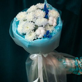 Монобукет из хризантем с сухоцветами