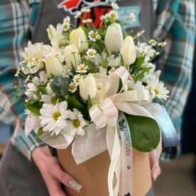 Шляпная коробка с тюльпанами