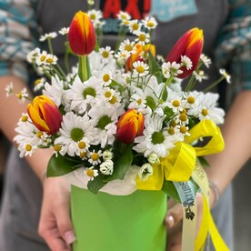 Яркая шляпная коробка с тюльпанами