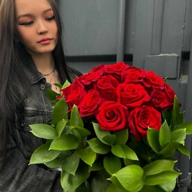 Красные розы с зеелнью