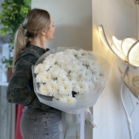 13 хризантем в упаковке