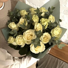 15 белых роз с эвкалиптом