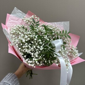Букет из белой гипсофилы с фисташкой