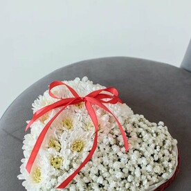 Композиция в корзинке в форме Сердца с гипсофилой и хризантемой