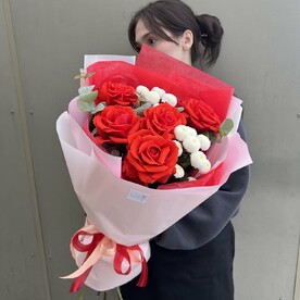 Букет с алой розой