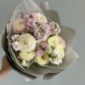 Букет с ранункулюсом и маттиолой