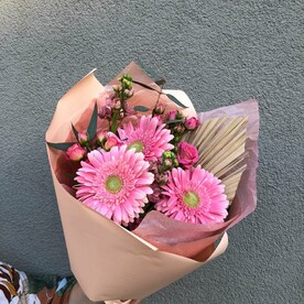 Букет с герберой и кустовой розой