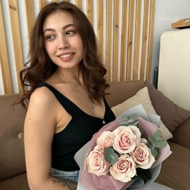 Букет розовых роз с эквалиптом