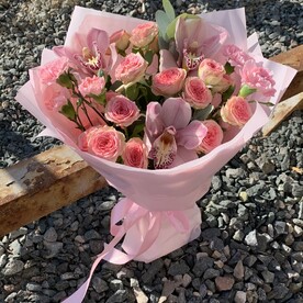 Букет "Пионовидная кустовая и орхидея"