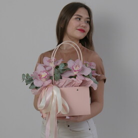 Композиция с розовой орхидеей и эвкалиптом