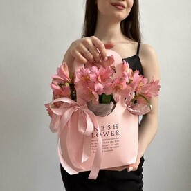 Композиция с розовой альстромерией в  модной сумке