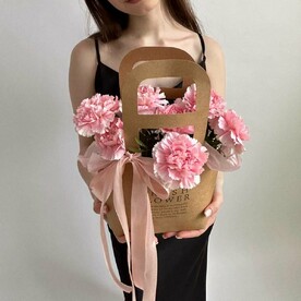 Композиция с диантусами в крафтовой сумке