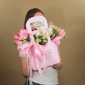 Композиция с альстромерией и полевой ромашкой