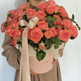 Цветочная композиция с коралловой розой 020