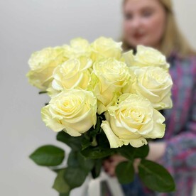 Белые розы 9 штук под ленту