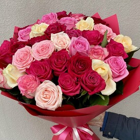 Букет 35 роз Яркий микс в упаковке