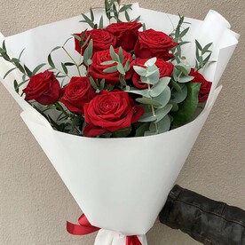 Букет из красной розы и эвкалипта