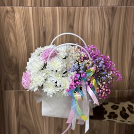 Эксклюзивная сумочка из кустовых хризантем и радужной гипсофилы