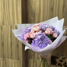 Элегантный букет из гортензий и кустовых роз