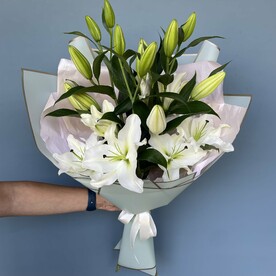 Белые лилии