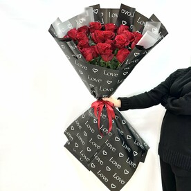 Букет красных роз , 25 роз, букет в черном оформлении