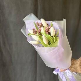 Букет из 7 тюльпанов и хамелациума