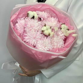 Розовая 💕 хризантема с лагурусом и хлопком в упаковке