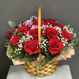 ✅Корзина из 17 роз с гипсофилой