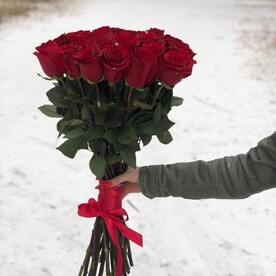 Букет из 19 алых роз